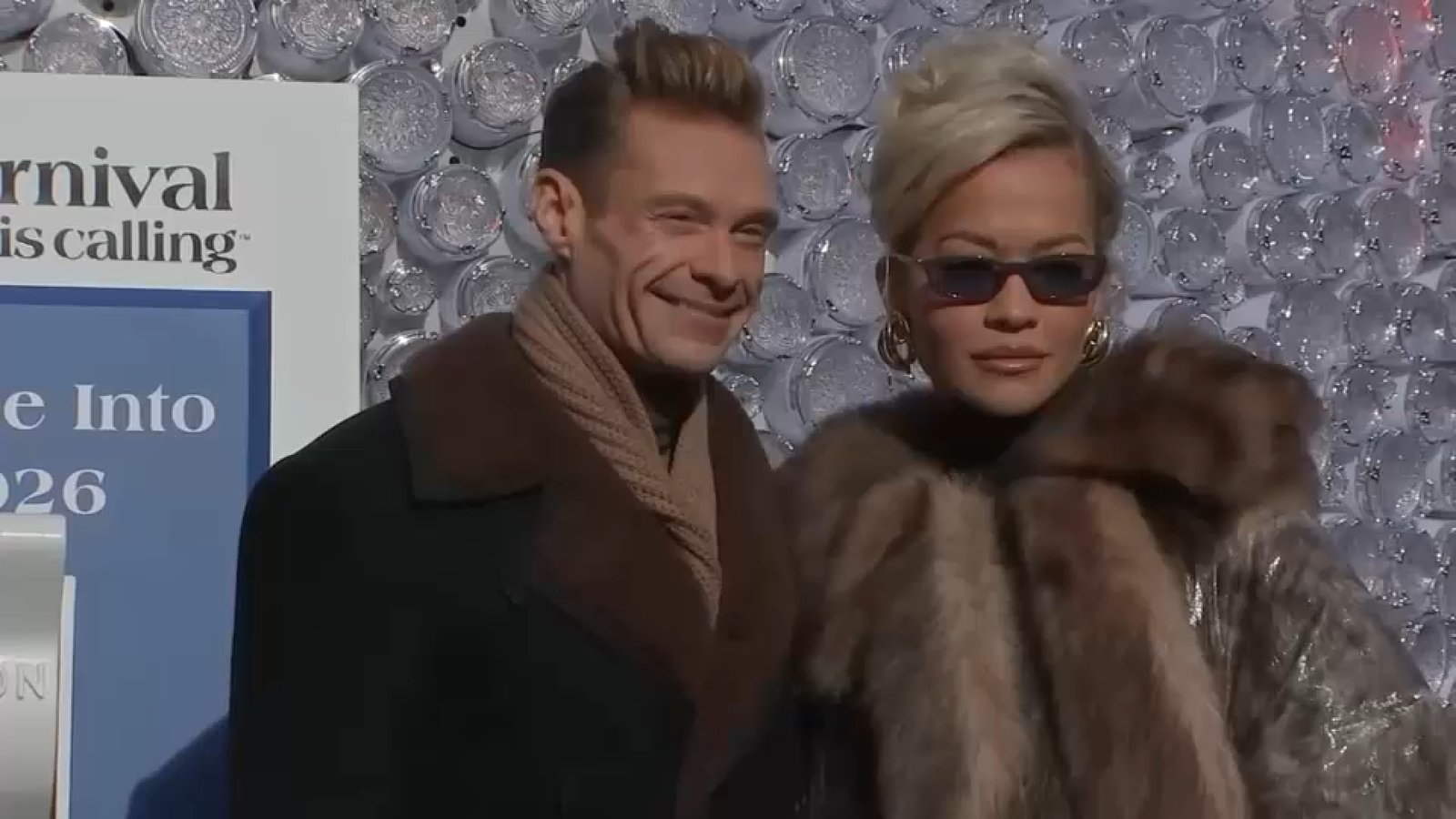 Spectacolul Anului: Ryan Seacrest și Rita Ora Pregătesc Revelionul de la Times Square Pe 31 decembrie 2025, sute de mii de oameni din întreaga lume își vor îndrepta privirile către Times Square din New York pentru a asista la tradiționalul „Dick Clark’s New Year’s Rockin’ Eve”
