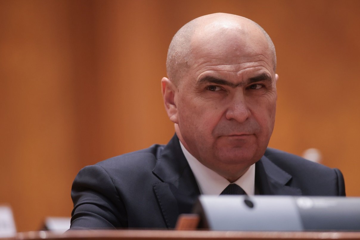 Premierul Ilie Bolojan a stârnit controverse cu mesajul său festiv de final de an, transmis pe rețelele sociale, generând un val de reacții critice din partea opiniei publice