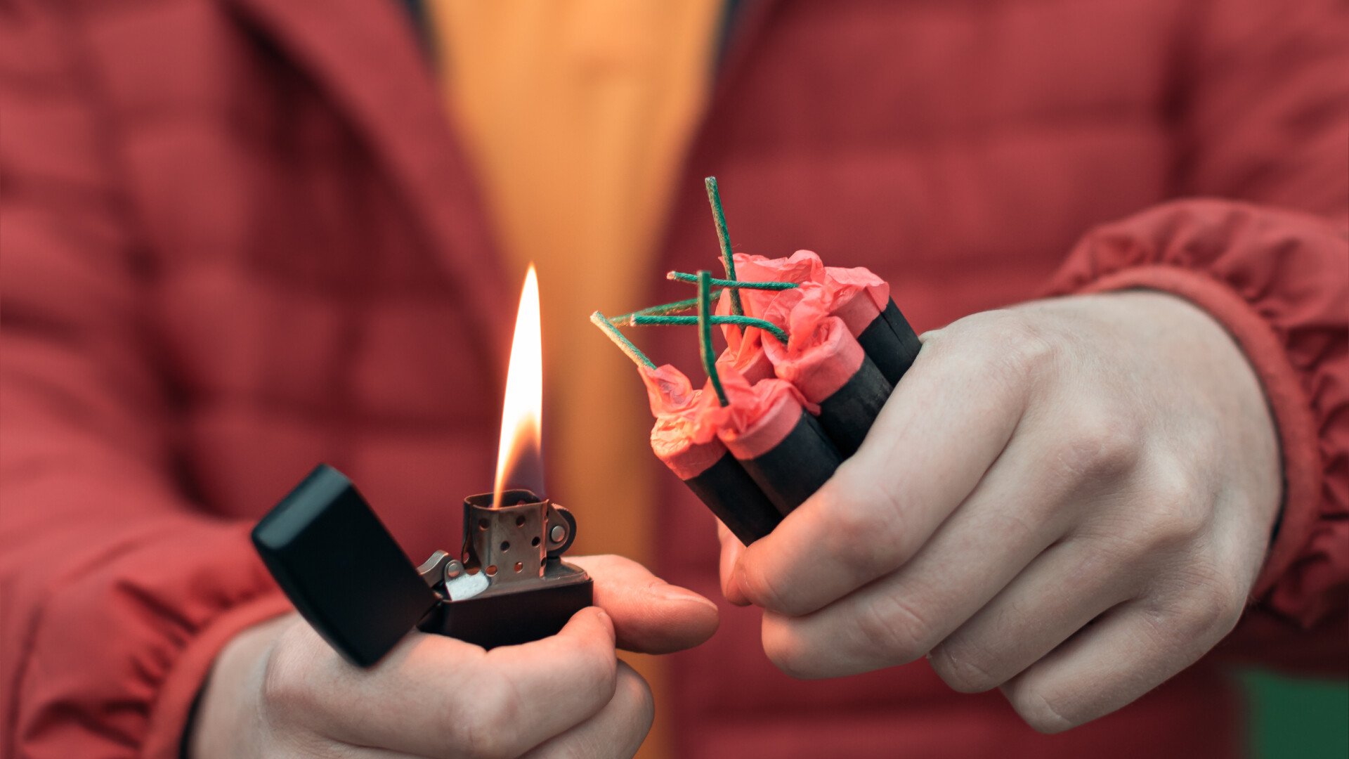 Poliția confiscă 100 de tone de artificii neautorizate în acțiuni de amploare Într-o serie de acțiuni menite să combată comerțul ilegal de produse pirotehnice, polițiștii români au confiscat recent 100 de tone de artificii neautorizate