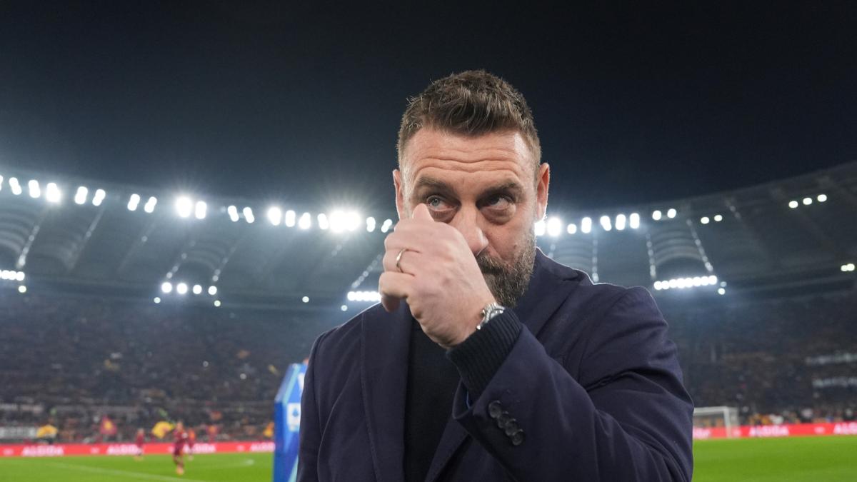 De Rossi, emoție și recunoaștere la revenirea pe Olimpico Daniele De Rossi, fostul mijlocaș emblematic al AS Roma, a fost cuprins de emoții la revenirea sa pe stadionul Olimpico, purtând cu sine amintiri din cei 19 ani petrecuți în culorile giallorosso