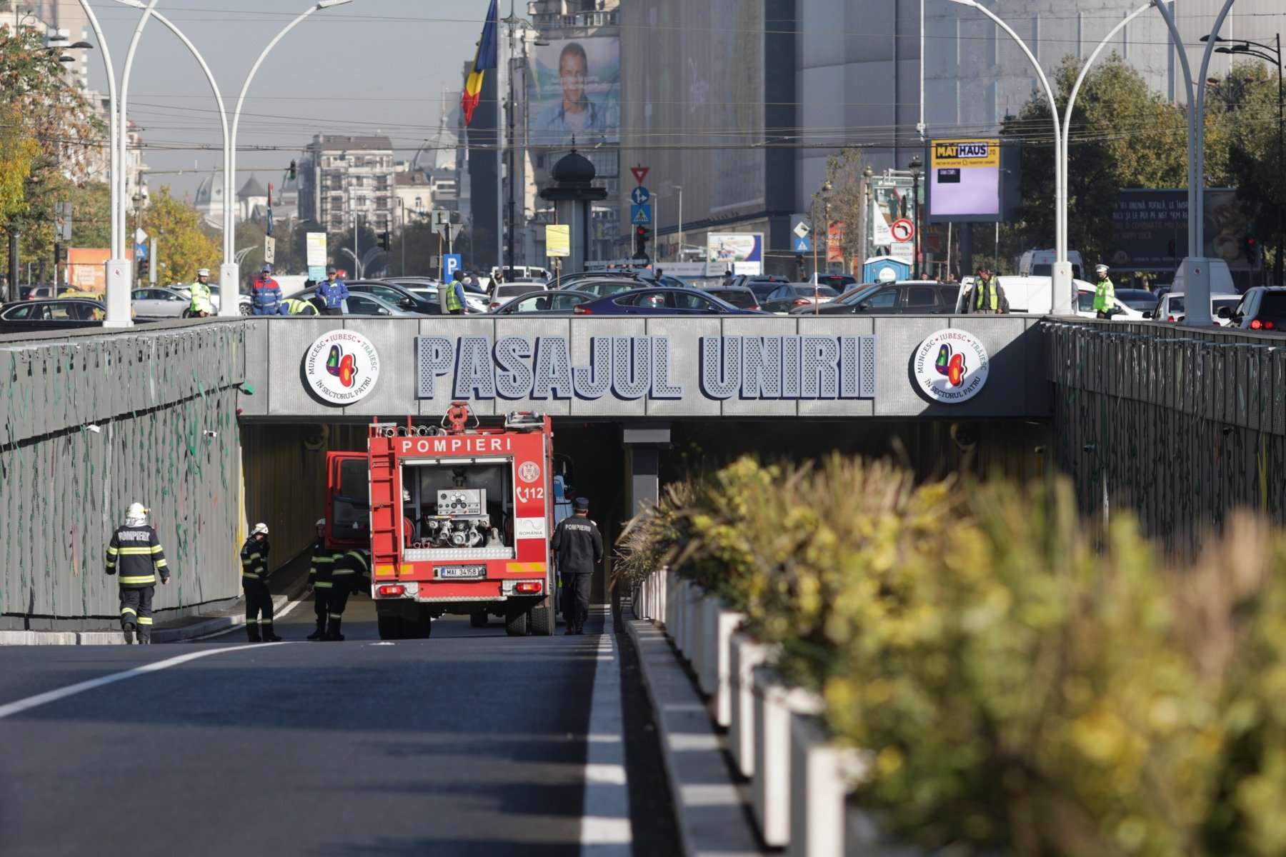 Accident grav în Pasajul Unirii, în toiul nopții de Revelion O tragedie rutieră a avut loc în dimineața zilei de 28 decembrie, în pasajul subteran de la Intersecția Unirii din București, tragere de inimă pentru traficul metropolitian în ultimele ore ale anului