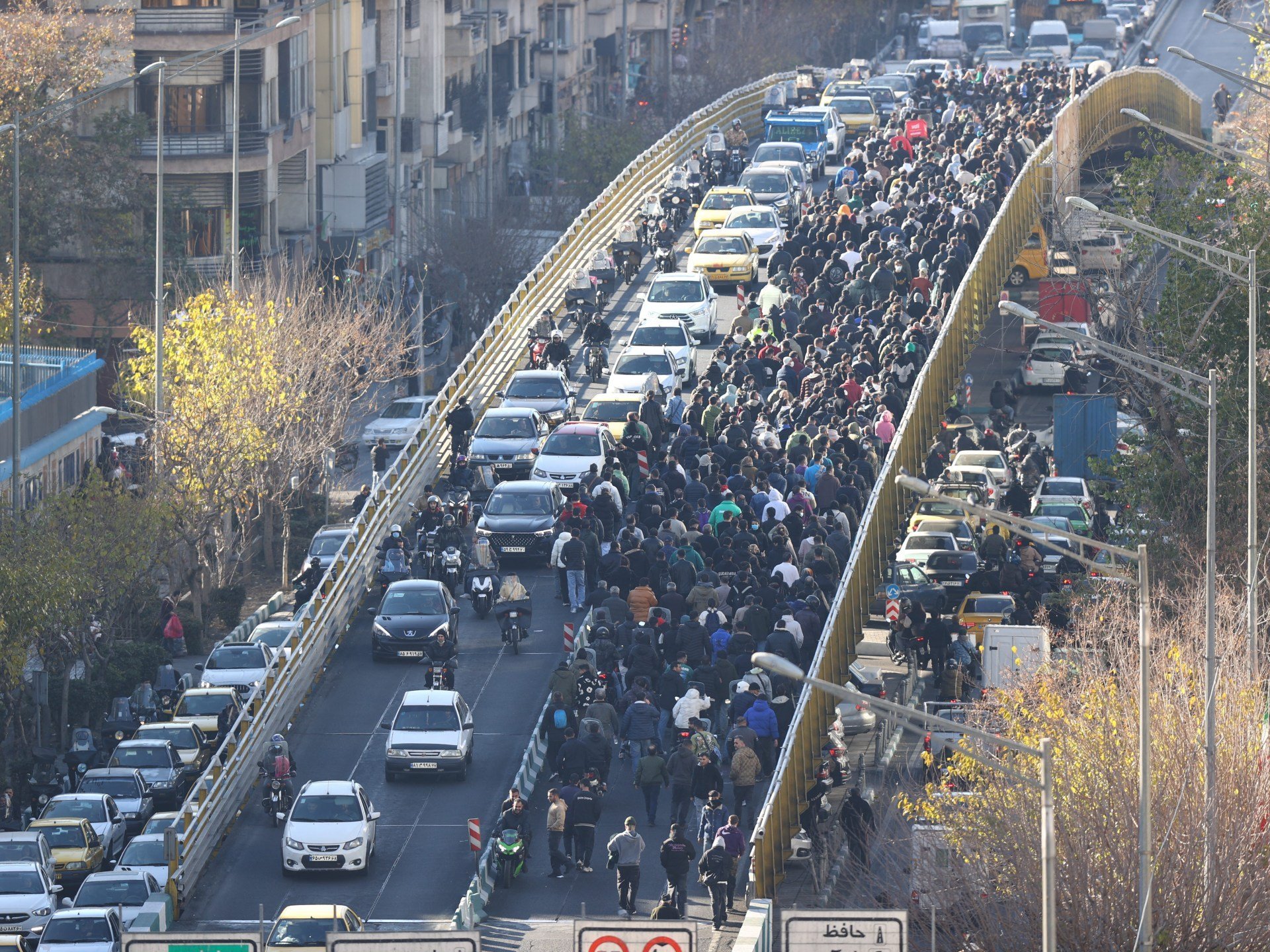 Proteste de amploare în Iran: Tinerii ies în stradă din cauza crizei economice Îngrijorările legate de prăbușirea valorii monedei naționale și criza economică profundă au dus la proteste continue în Iran, care au intrat acum în a patra zi