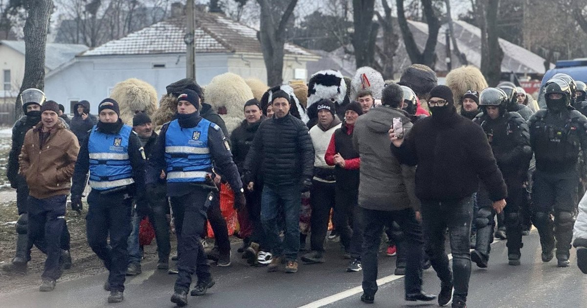 Bătaia cu ciomege de la Ruginoasa, oprită de jandarmi cu gaze lacrimogene