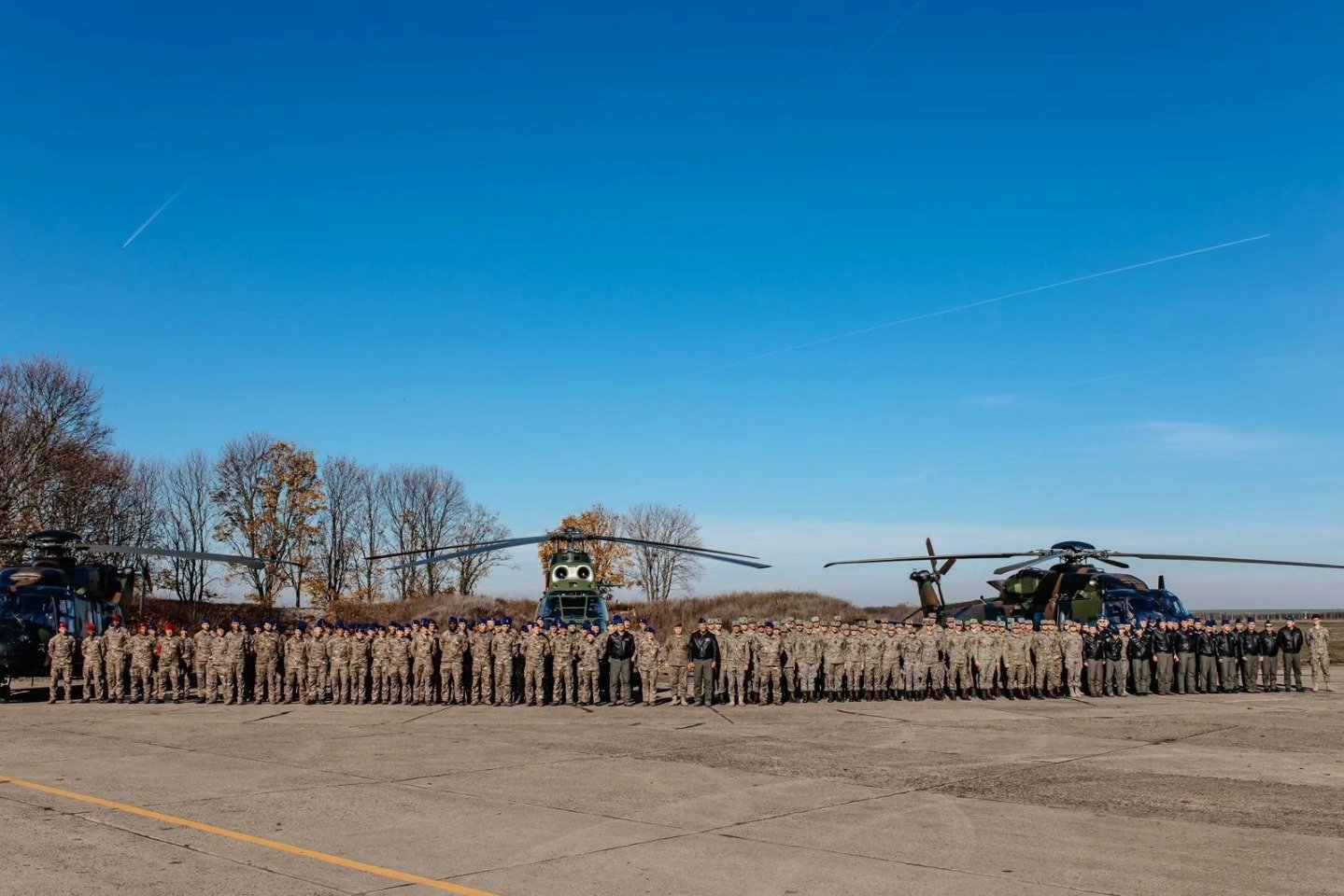 Prim-ministrul României și omologul său olandez la Câmpia Turzii: un accent pe cooperarea NATO și consolidarea parteneriatului strategic Marți, 30 decembrie 2025, unitățile militare române și olandeze de la Baza Aeriană 71 „General Emanoil Ionescu” din Câmpia Turzii devin scena unui eveniment de importanță majoră pe plan regional și european