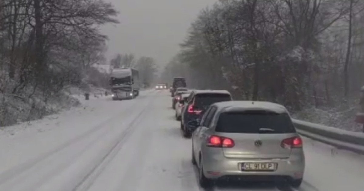 Se circulă greu, în condiţii de ninsoare abundentă, pe A1. Coadă de kilometri pe Valea Oltului - DN 7