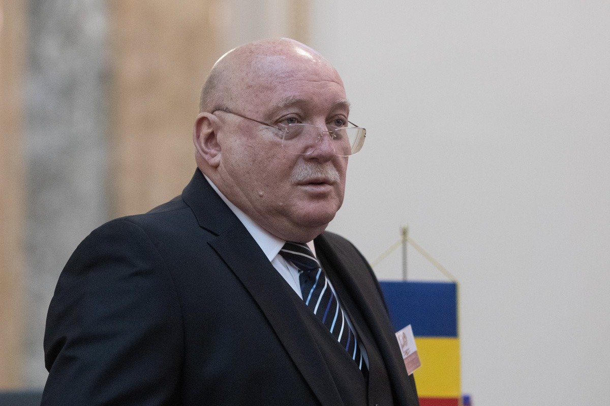 Pentru prima dată în istoria CCR, un judecător solicită concediu de odihnă în plină criză instituțională Un nou episod tensionat a marcat scena Justiției din România, pe fondul crizei generate de boicotul decis de patru judecători ai Curții Constituționale ale României (CCR)