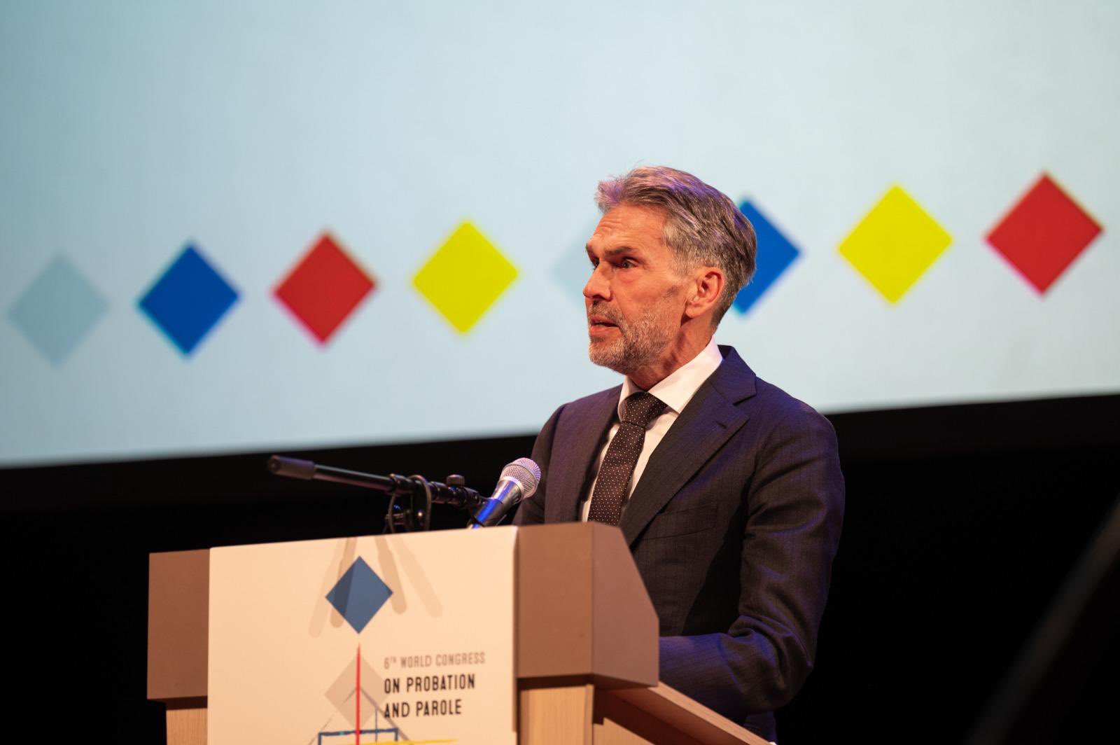 Prim-ministrul Regatului Ţărilor de Jos, Dick Schoof, în vizită oficială la Câmpia Turzii Într-un gest simbolic de consolidare a parteneriatelor și a cooperării militare, prim-ministrul Regatului Ţărilor de Jos, Dick Schoof, se află în aceste zile într-o vizită oficială în România