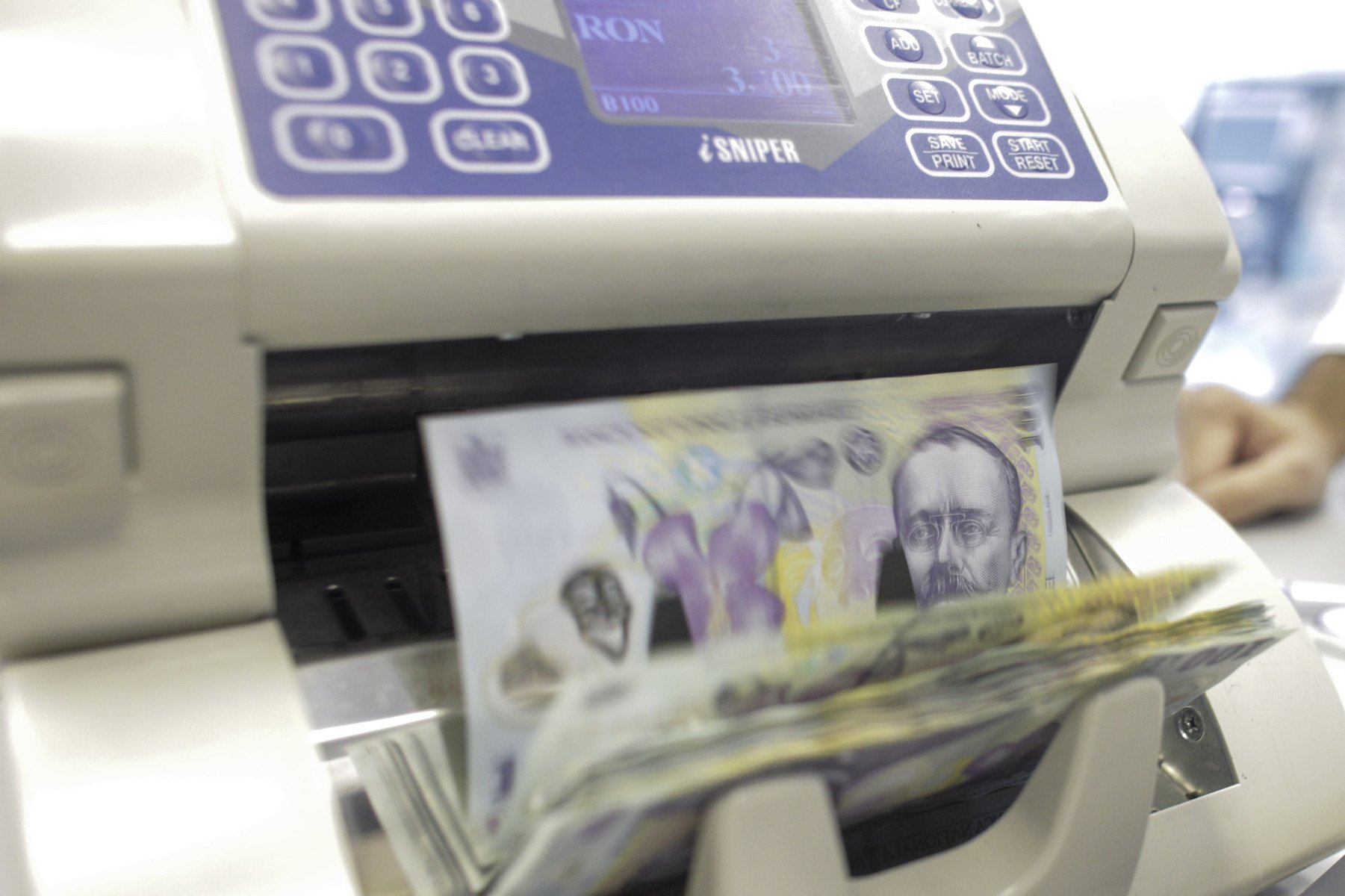 România își înregistrează pentru al doilea an consecutiv îmbunătățiri în gestionarea deficitului bugetar, dar rămâne încă departe de țintele convenite cu Fondul European