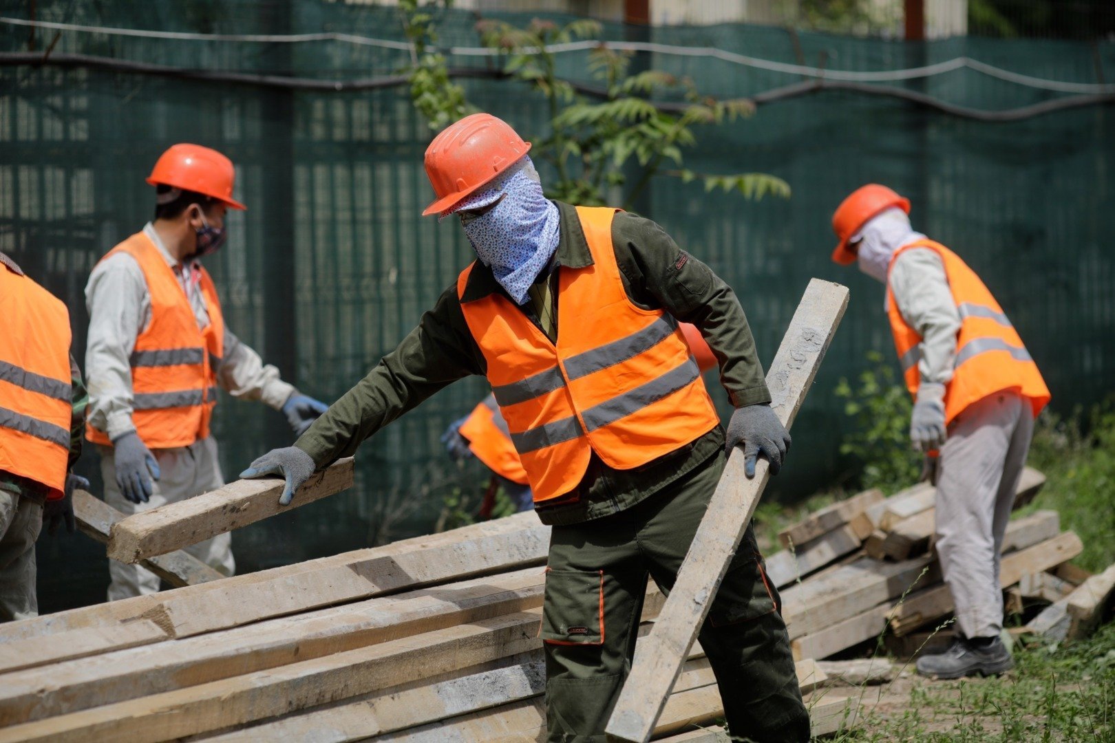 Guvernul României a aprobat oficial planul pentru 2026, care prevede admiterea unui număr record de 90.000 de lucrători străini pentru a suplini deficitul de personal din diverse sectoare economice
