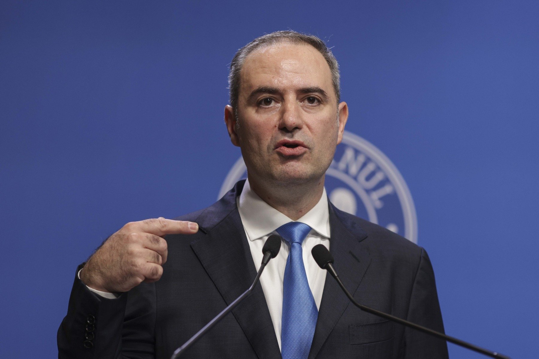 România se pregătește pentru anul 2026 cu o situație financiară mai solidă, estimările din ultima perioadă indicând o îmbunătățire semnificativă a echilibrului bugetar și o creștere sustenabilă a veniturilor, în condițiile unui management fiscal responsabil