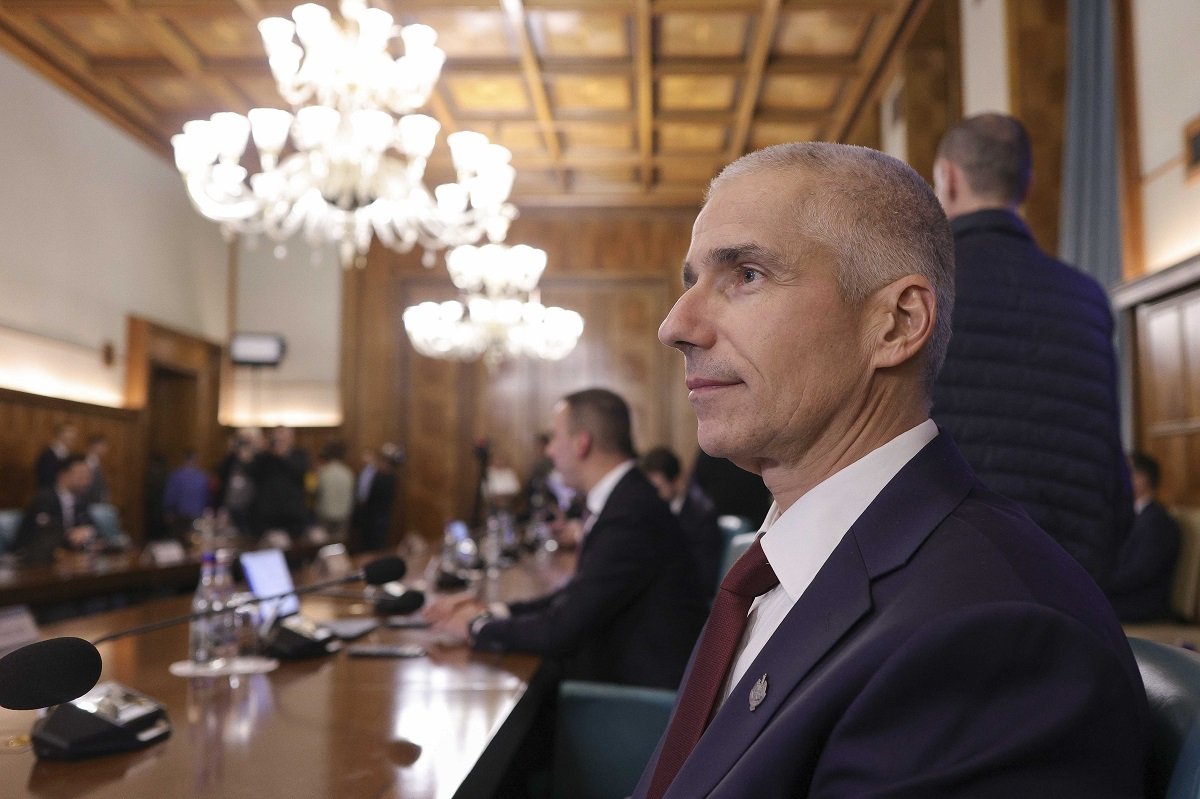 Ministrul Justiției, o poziție delicată în fața amânării procesului de reformare a pensiilor magistraților Criza în justiție continuă să fie un subiect de dezbateri intense, mai ales în contextul ultimei amânări a dezbaterilor din partea Curții Constituționale a României legate de reforma pensiilor magistraților