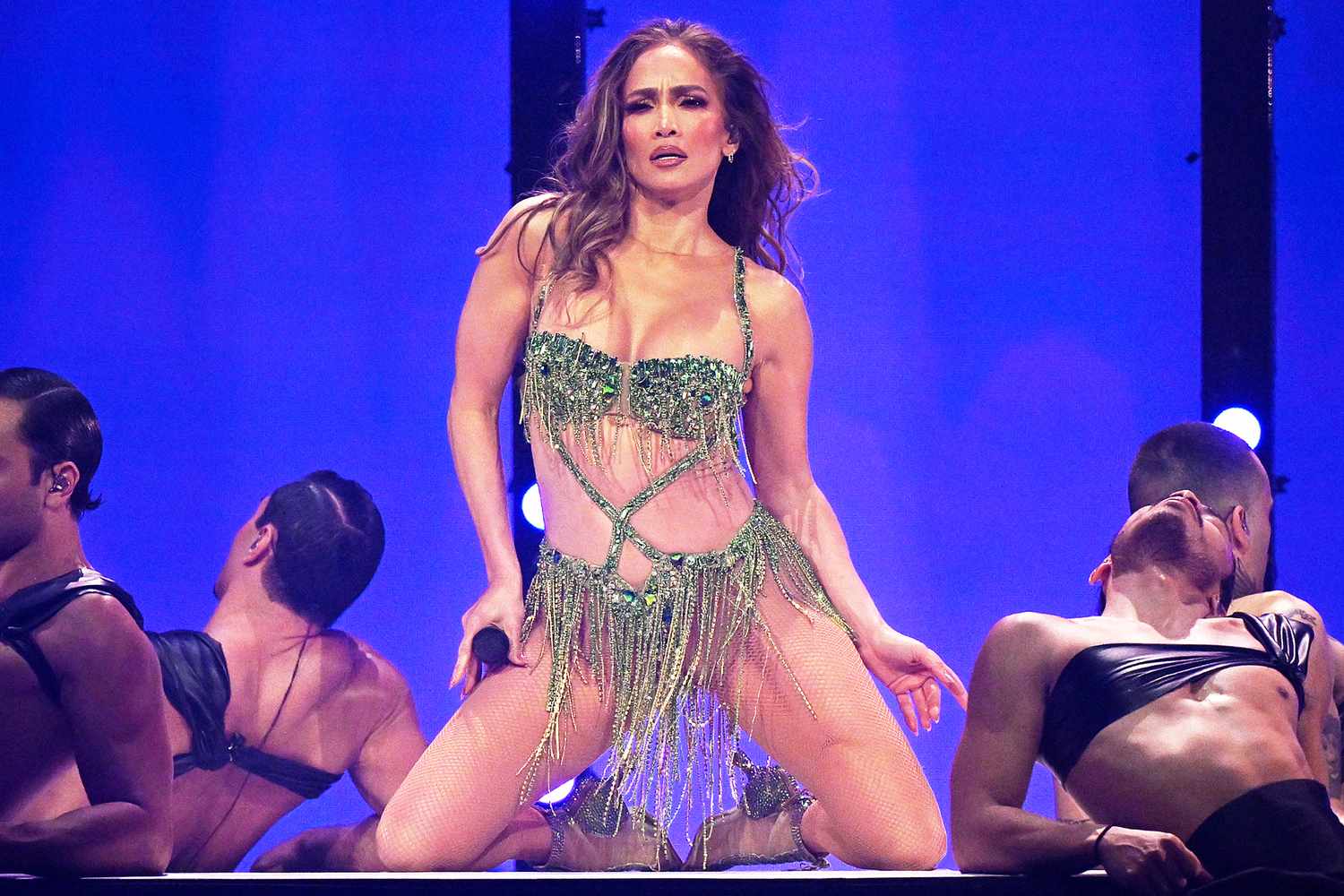 Jennifer Lopez răspunde criticilor legate de stilul său pe scena din Las Vegas Jennifer Lopez, cântăreața în vârstă de 56 de ani, a avut o reacție fermă la criticile primite pe rețelele sociale în cadrul primului concert al noii sale rezidențe la Las Vegas, intitulat „Jennifer Lopez: Up All Night”