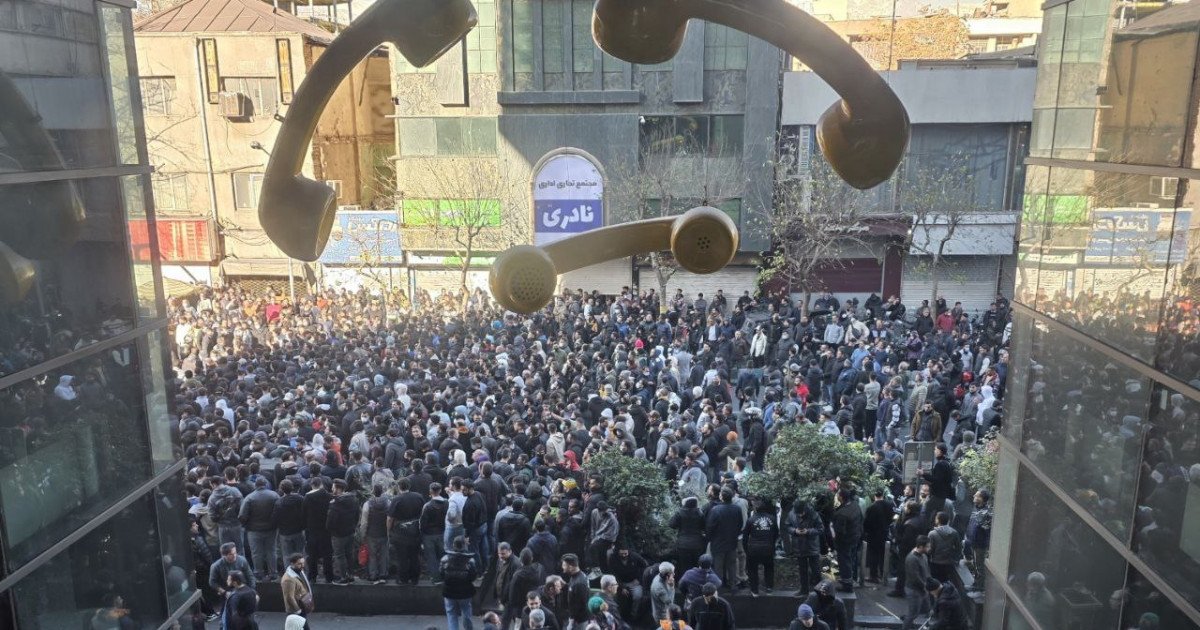 Protestele comercianților din Teheran: Președintele Iranului clamează dialogul cu manifestanții Președintele iranian, Massoud Pezeshkian, a cerut marți autorităților să asculte „revendicările legitime” ale protestatarilor, după două zile intense de manifestații în capitala Teheran