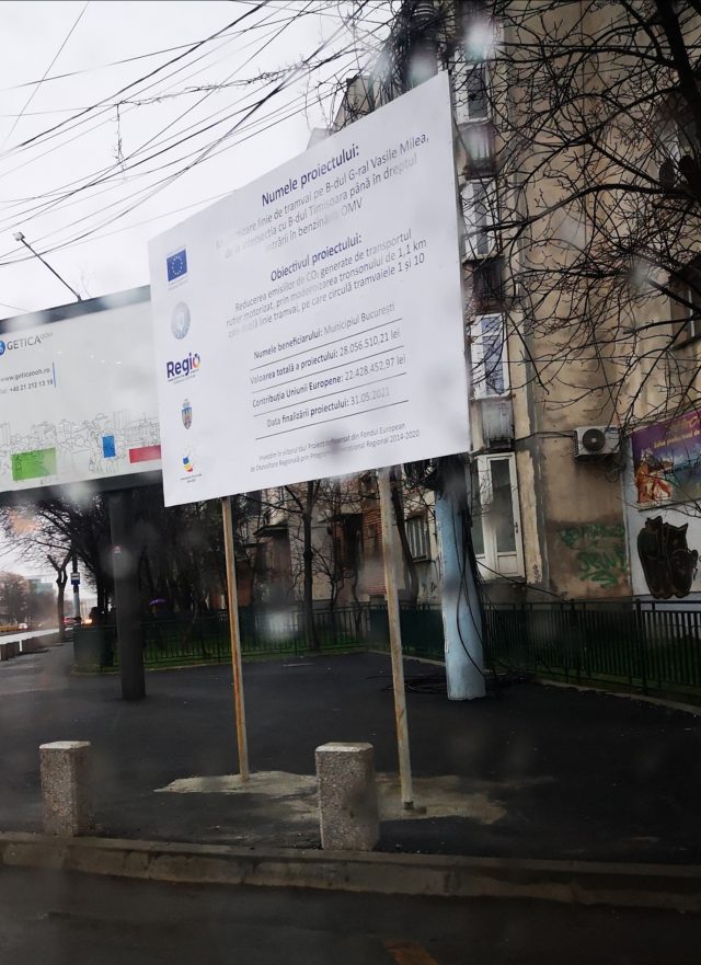 Dezvoltatorii imobiliari care nu vor afișa panoul de identificare a proiectului pot fi sancționați cu amenzi usturătoare, între 1.000 și 5.000 de lei, conform unei inițiative legislative depuse recent în Parlament