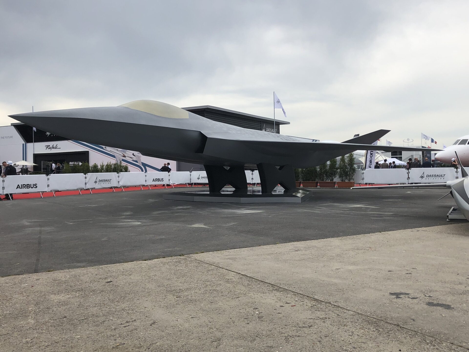 Decizia cu privire la continuarea programului european de avioane de luptă, cunoscut sub acronimul SCAF (Next Generation European Fighter), a fost din nou amânată, semnalând dificultăți persistente în alianța celor trei mari producători militari europeni