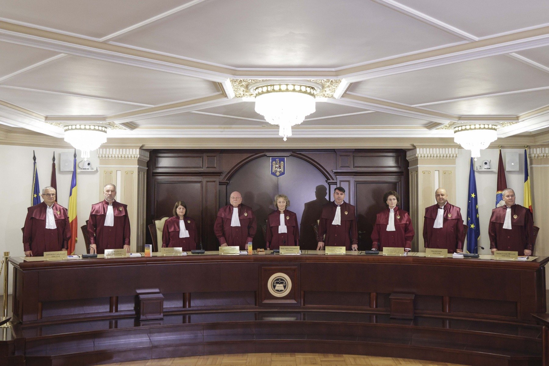 Curtea Constituțională reia luni, de la ora 10:00, discuțiile privind reforma pensiilor magistraților, în timp ce Înalta Curte de Casație și Justiție contestă proiectul Guvernului condus de Bolojan; decizia a fost amânată de două ori