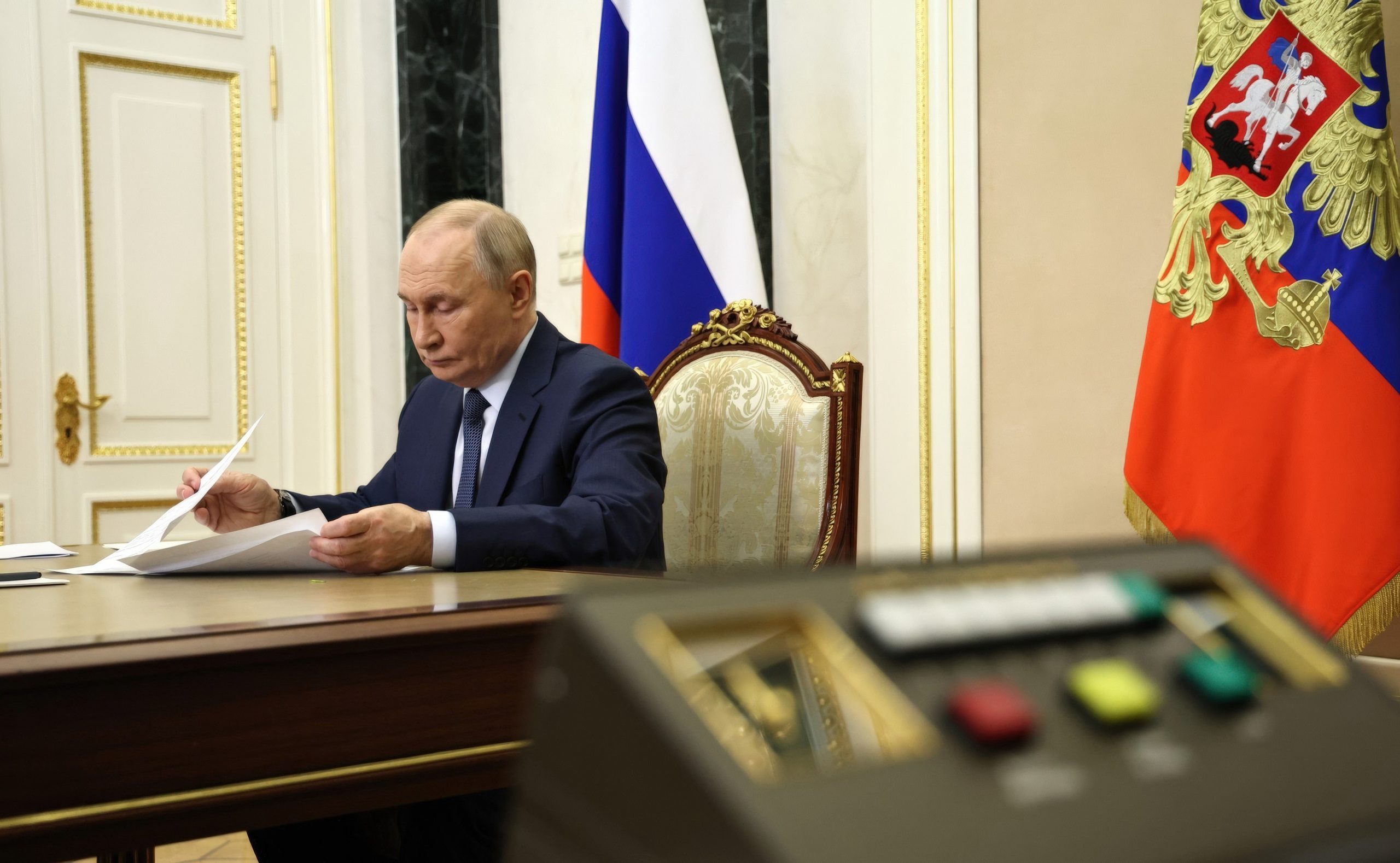 Conflictul Ucraina-Rusia escaladează: Acuzații și reacții în urma amenințărilor lui Putin Președintele rus Vladimir Putin a informat luni pe omologul său american, Donald Trump, că Moscova își va revizui poziția și angajamentul față de înțelegerile anterioare privind conflictul din Ucraina
