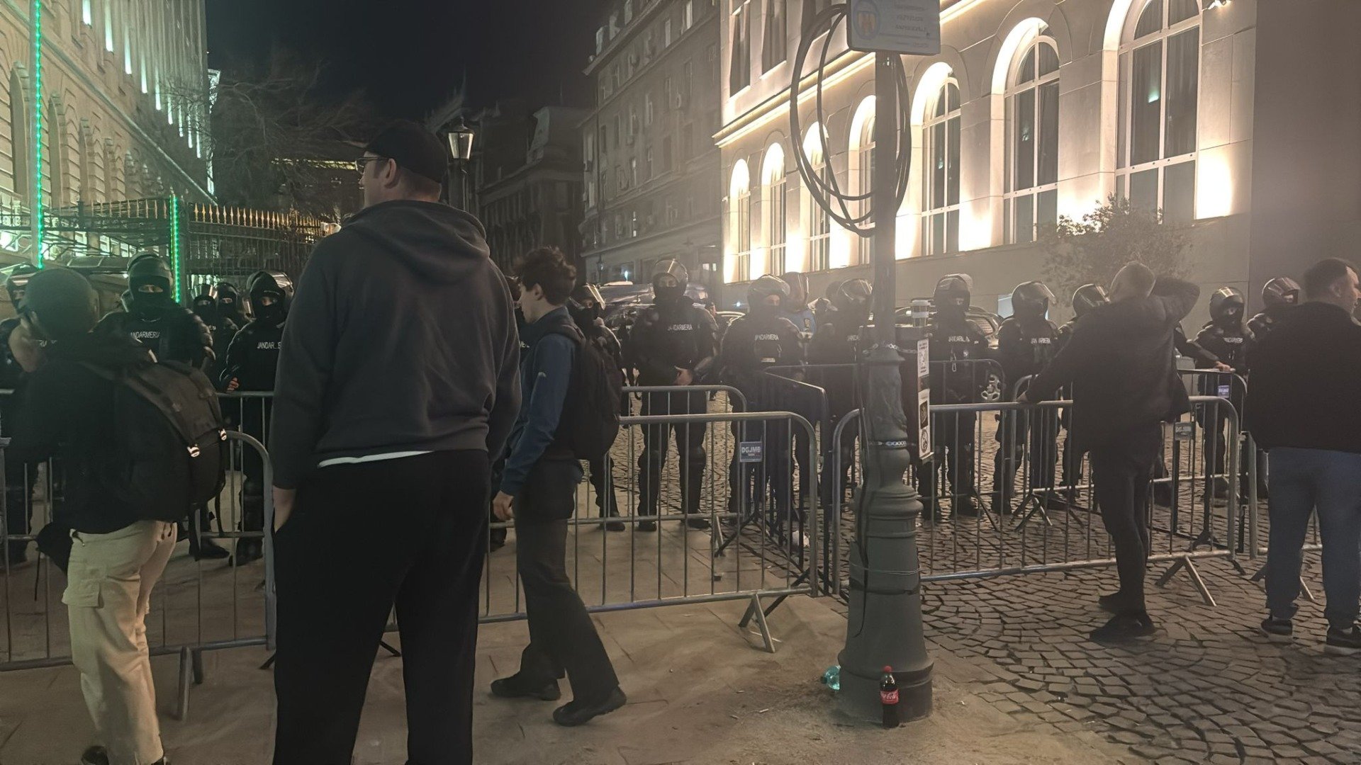 Bucureștiul, scena unui nou incident cu implicații penale în rândul susținătorilor extremiști Un bărbat din București, despre care se spune că este susținător al unor personalități politice precum Călin Georgescu și George Simion, a fost condamnat recent de Judecătoria Sectorului 6 la plata unei amenzi penale de 8.400 de lei pentru săvârșirea infracțiunii de instigare publică