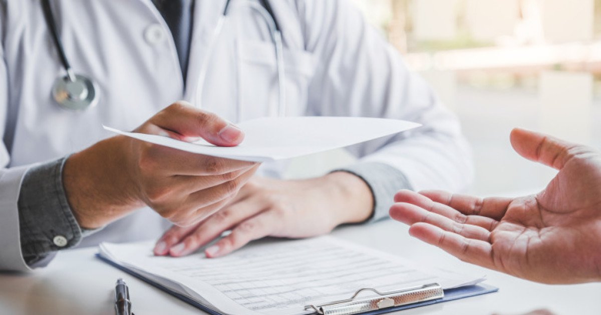Guvernul elimină plata primei zile de concediu medical Guvernul României a adoptat marți o ordonanță de urgență care va schimba semnificativ regimul de concedii medicale, având ca rezultat anularea plății pentru prima zi de concediu