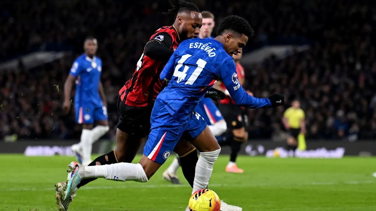 Chelsea și Bournemouth: O luptă crucială la Stamford Bridge Marți, la ora 21:30, ora României, Chelsea și Bournemouth se vor întâlni la Stamford Bridge într-un meci decisiv în contextul recentelor lor performanțe slabe