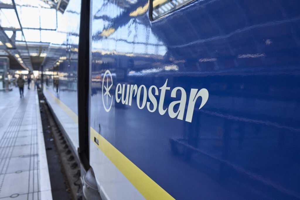 Eurostar suspendă toate serviciile între Londra, Paris, Amsterdam și Bruxelles din cauza unui incident tehnic major Operatorul feroviar Eurostar a anunțat marți la prânz suspendarea tuturor trenurilor ce fac legătura între Londra, Paris, Amsterdam și Bruxelles, decizie care a intrat în vigoare de îndată și rămâne în vigoare până la noi ordine
