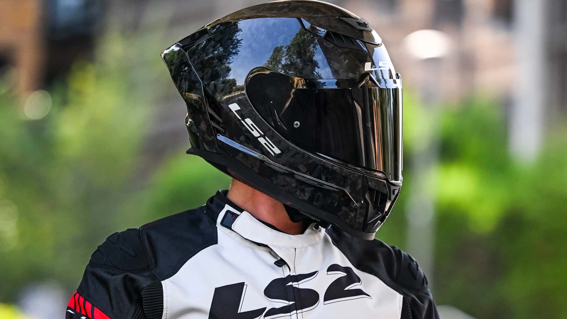 Siguranța pe două roți: rolul crucial al căștii în lumea motocicliștilor români Pentru mulți pasionați ai motociclismului, echipamentul de protecție reprezintă mai mult decât o simplă formă de siguranță – este o expresie a identității și a stilului de viață