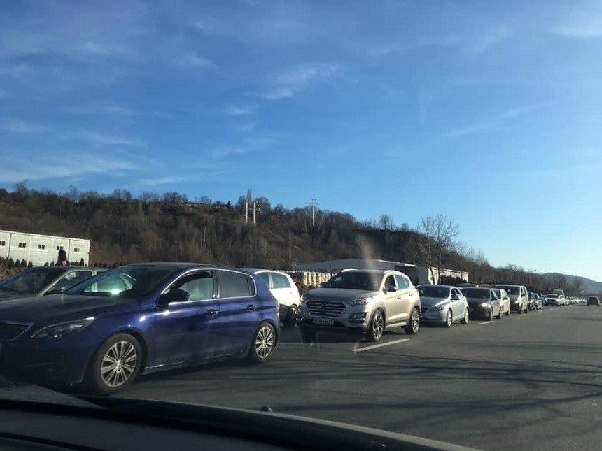 Trafic de coșmar pe Valea Prahovei: drumul către Revelion, blocat de aglomerație Când mulți români se îndreaptă către stațiunile de pe Valea Prahovei pentru a sărbători noaptea dintre ani, drumul devine un calvar