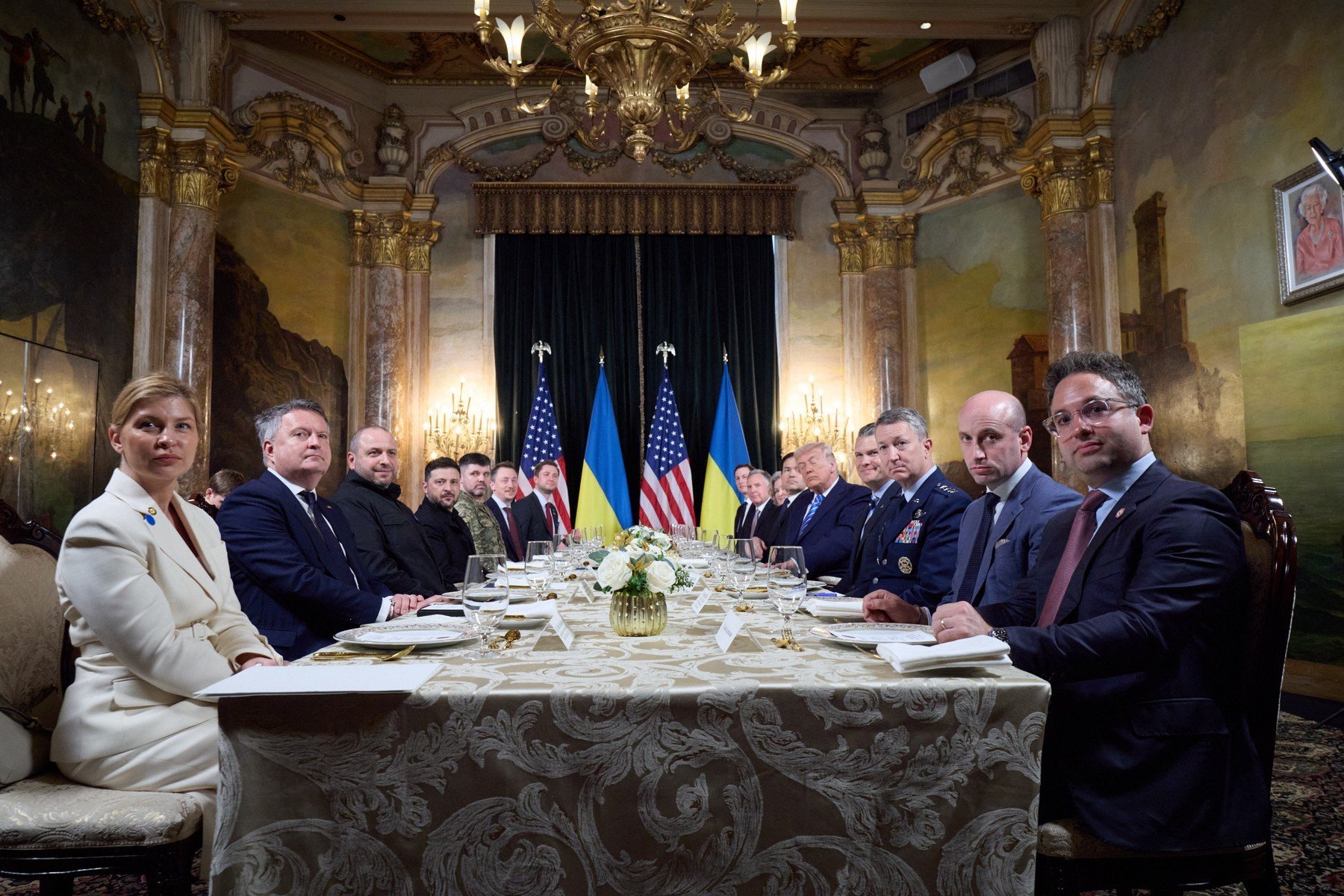 Liderii europeni reacționează la negocierile de pace Trump-Zelenski din Florida.