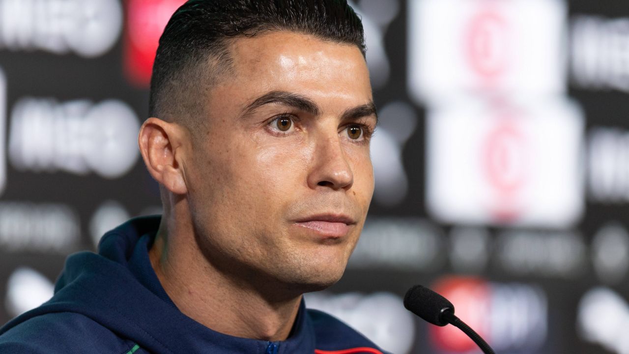 Ronaldo se pregătește pentru o nouă aventură exotică Starul fotbalului mondial, Cristiano Ronaldo, va schimba din nou decorul fotbalistic, îndreptându-se către o nouă destinație exotică, situată la aproape 2,700 de kilometri de Riyad, orașul unde joacă în prezent pentru echipa Al-Nassr