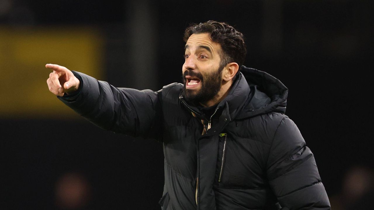 Ruben Amorim detaliază schimbările tactice ale lui Manchester United în fața lui Newcastle Antrenorul echipei Manchester United, Ruben Amorim, a oferit o analiză amănunțită a sistemului de joc pe care l-a implementat în confruntarea cu Newcastle, din Premier League