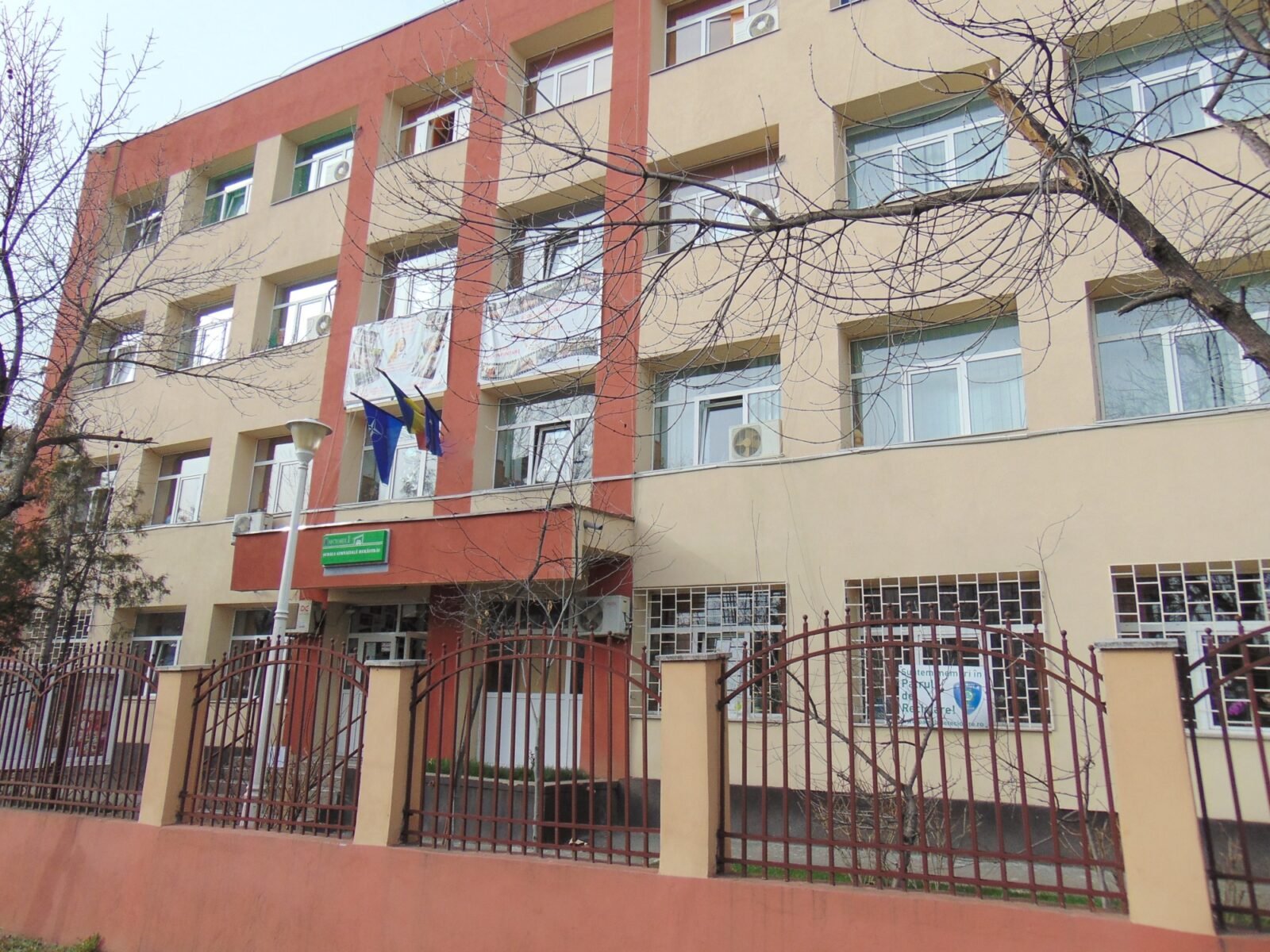 Primăria Sectorului 1 a alocat peste 51.000 de euro pentru elaborarea documentației tehnice necesare extinderii Școlii Gimnaziale Herăstrău, una dintre cele mai solicitate unități de învățământ din sector, în condițiile în care numărul elevilor continuă să crească semnificativ