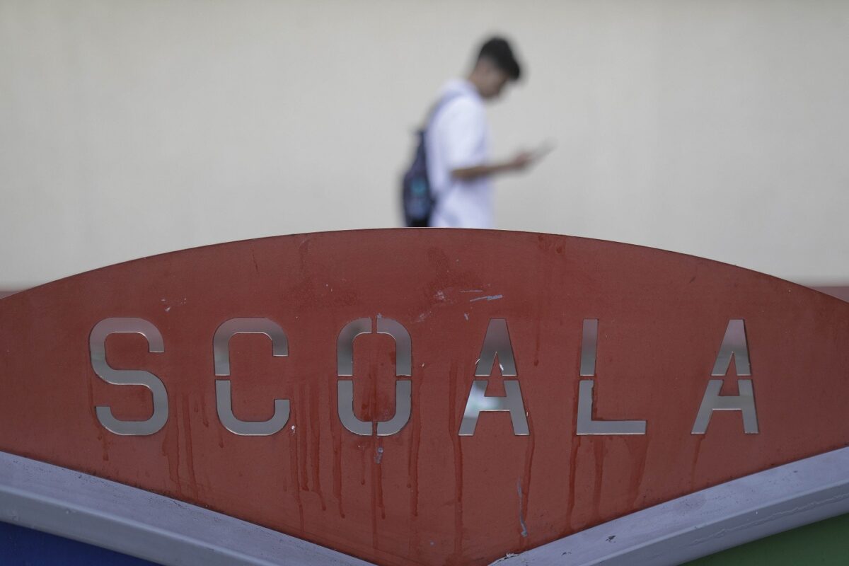 Peste 200 de elevi romi din trei licee din județul Arad vor beneficia în următoarele luni de un program integrat de sprijin social și educațional, cu o valoare totală de aproximativ 3 milioane de lei