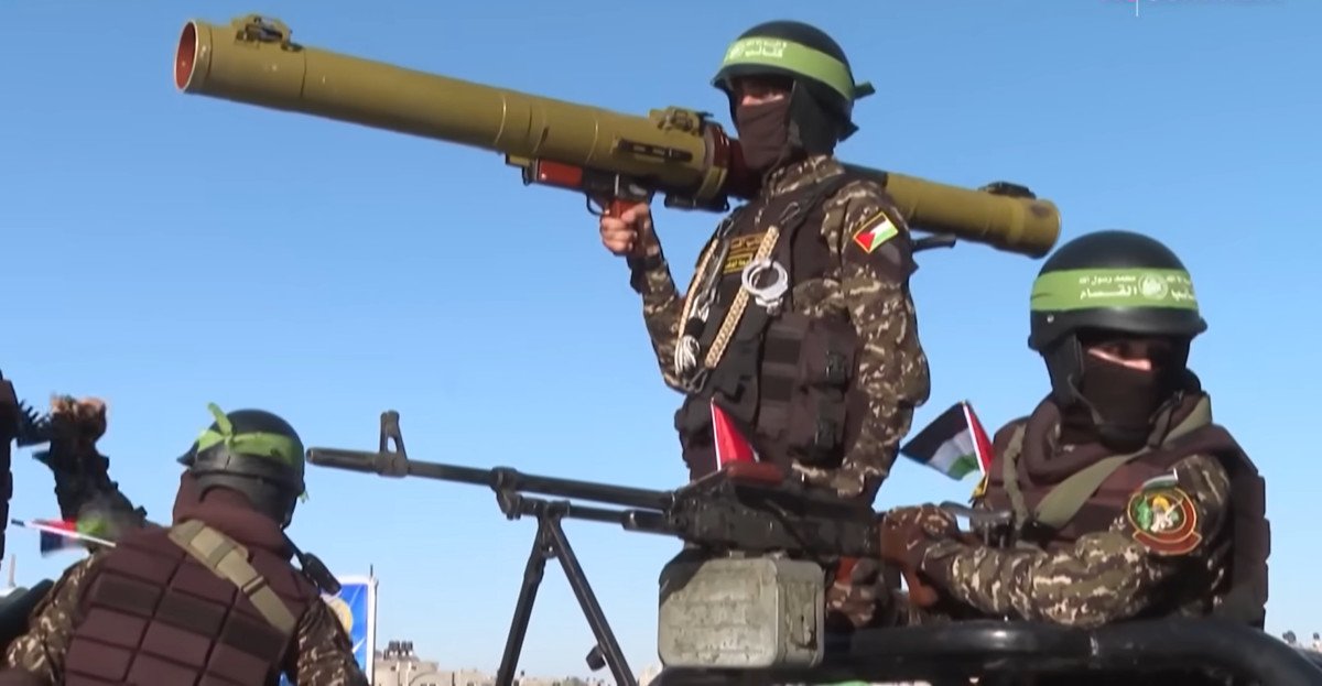 Întărirea poziției armatei Hamas în fața continuării ocupației israeliene Militanții din Brigăzile Ezzedin al-Qassam, armata oficială a mișcării islamiste Hamas, au transmis luni un mesaj clar și neechivoc către Israel și comunitatea internațională: poporul palestinian nu renunță la arme, atâta vreme cât ocupația israeliană persistă