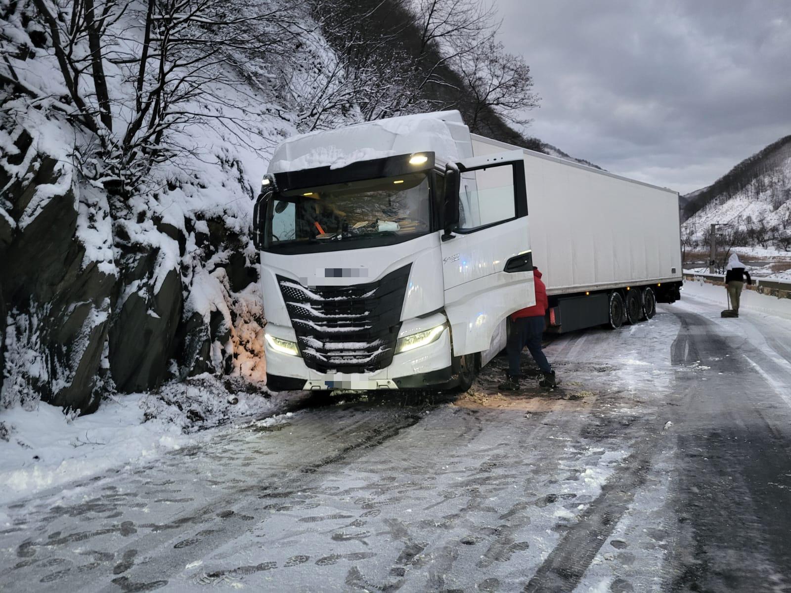 Trafic ingreunat pe Valea Oltului, din cauza ninsorilor și a blocajelor provocate de camioane avariate Circulația pe DN 7, cel mai circulat drum din România, cunoscut sub denumirea de Valea Oltului, s-a transformat într-un adevărat calvar marți seară, din cauza condițiilor meteo extreme și a mai multor incidente rutiere