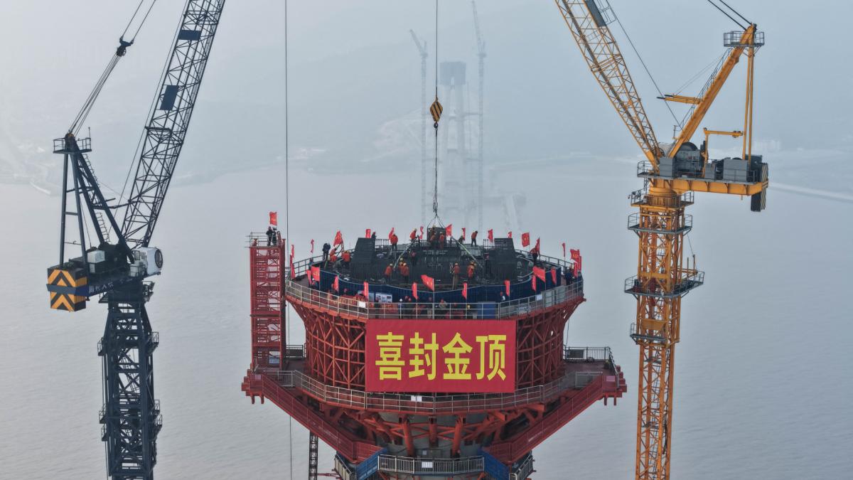 Record mondial în inginerie civilă: China finalizează cel mai înalt pilon de pod construit în mare China a obținut un nou record mondial în ingineria civilă prin finalizarea pilonului principal al podului Xihoumen, înălțimea sa de 294 de metri transformându-l în cel mai înalt pilon de pod construit vreodată direct în mare