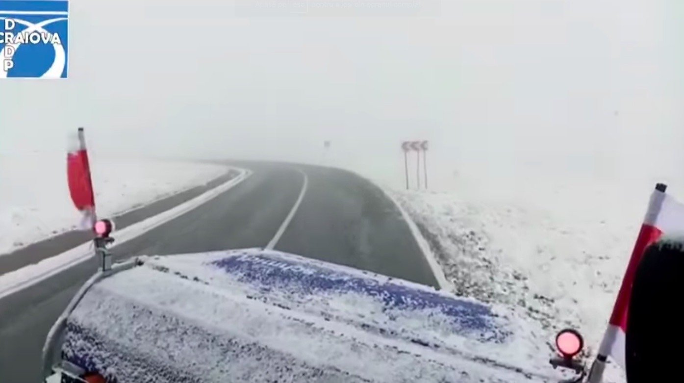 Circulația pe Transalpina, cea mai înaltă șosea din România, a fost redeschisă luni dimineață, după mai bine de o săptămână în care drumarii au intervenit pentru a asigura siguranța traficului în condiții de iarnă