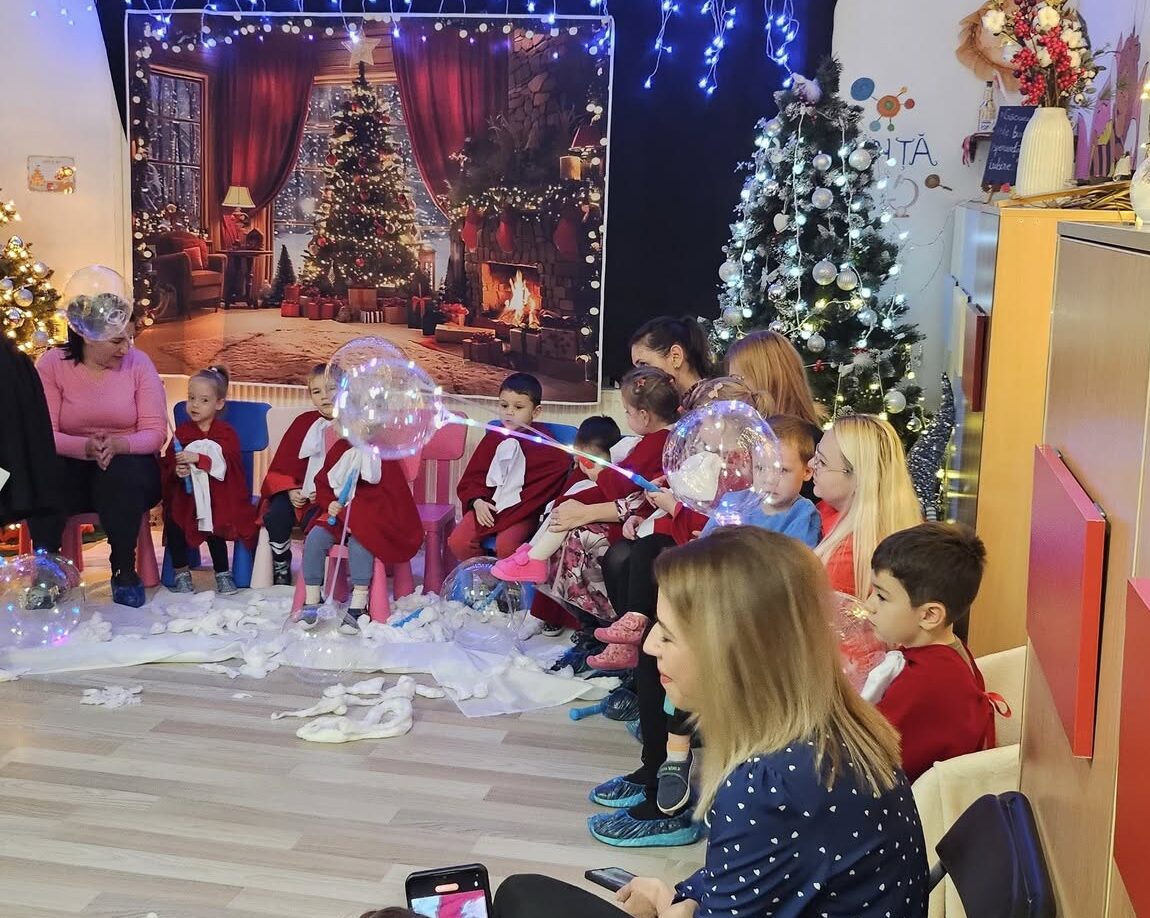 Copilării: Crăciunul unității în lumea fără frontiere