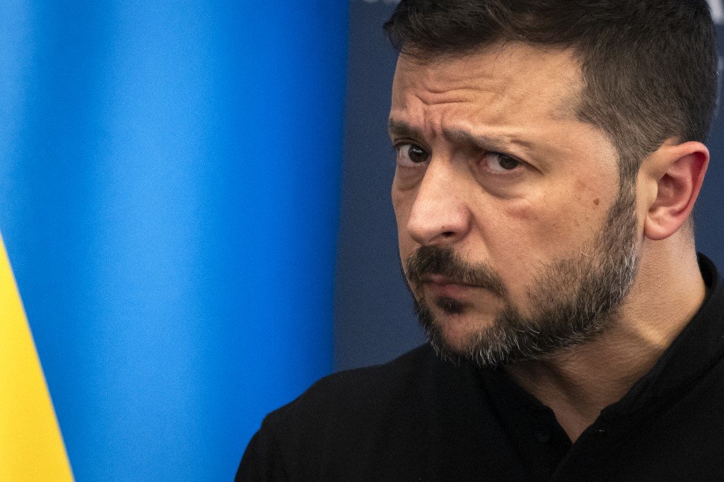 Zelenski: Incertitudinea cu privire la stadiul negocierilor de pace și viitorul garanțiilor de securitate pentru Ucraina Liderul ucrainean, Volodimir Zelenski, a declarat recent într-un interviu acordat publicatiei cehe iROZHLAS că nu poate preciza dacă negocierile de pace aflate în derulare ating un punct final sau dacă, din contră, e nevoie în continuare de eforturi internaționale pentru a obține garanții solide de securitate pentru Ucraina