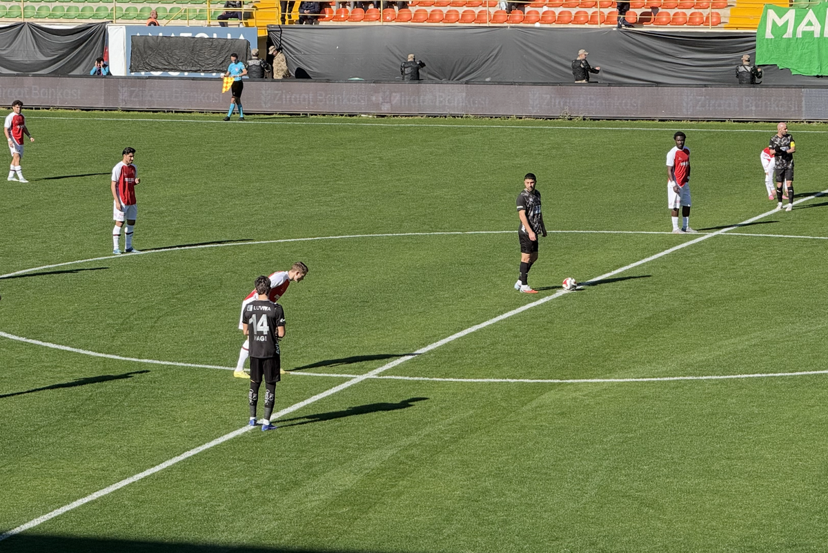 Alanyaspor și Ianis Hagi, înfruntare intensă cu Fatih Karagumruk în Cupa Turciei Alanyaspor, echipa românului Ianis Hagi, se află în plină acțiune, înfruntând acum pe Fatih Karagumruk în cadrul Cupei Turciei, într-un meci crucial pentru ambele echipe