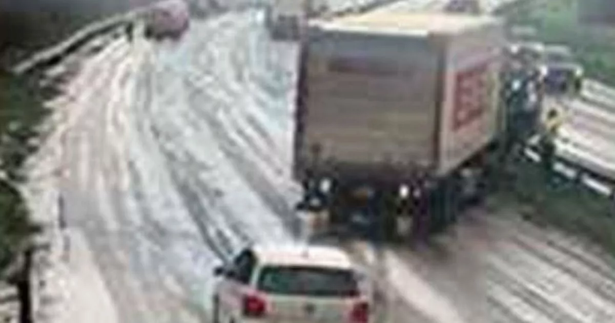 „Restricții de trafic în Wales de Nord din cauza zăpezii și accidentelor”