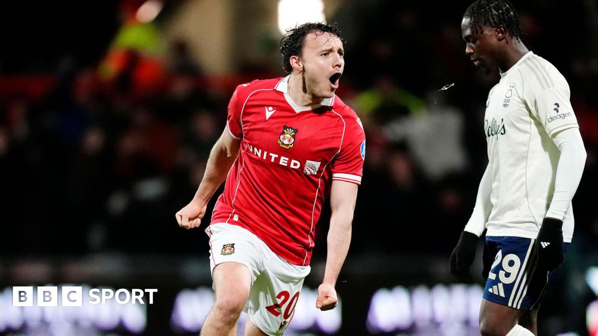 Wrexham înfruntă un mare adversar și avansează în Cupa Angliei după penalty-uri dramatice Wrexham a reușit să provoace o surpriză plăcută pe terenul propriu, eliminând-o pe Nottingham Forest din Cupa Angliei, în urma unei confruntări captivante, ce s-a decis la lovituri de departajare
