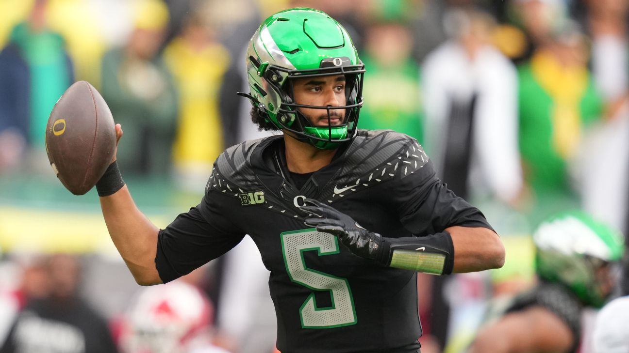 Dante Moore revine la Oregon, renunțând la o oportunitate uriașă în NFL Quarterbackul echipei Oregon Ducks, Dante Moore, a anunțat miercuri că va rămâne la universitate pentru sezonul 2026, o decizie surprinzătoare într-o lume a fotbalului american centrată asupra draftului NFL