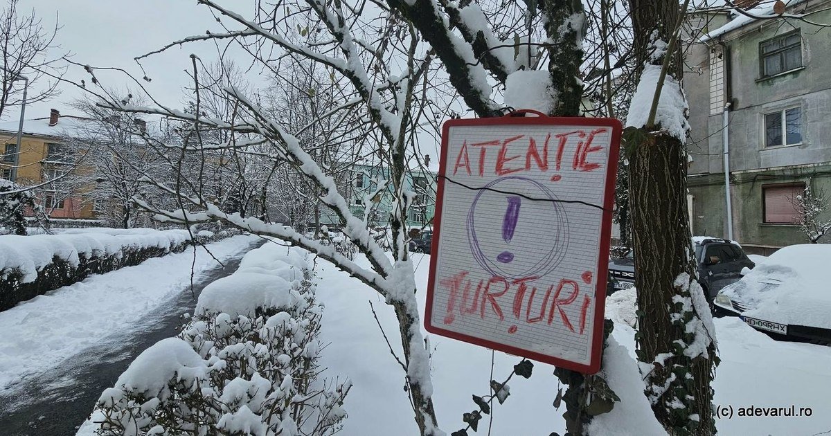 „Avertisment IGSU: Căderea țurțurilor, pericol iminent pentru oameni”