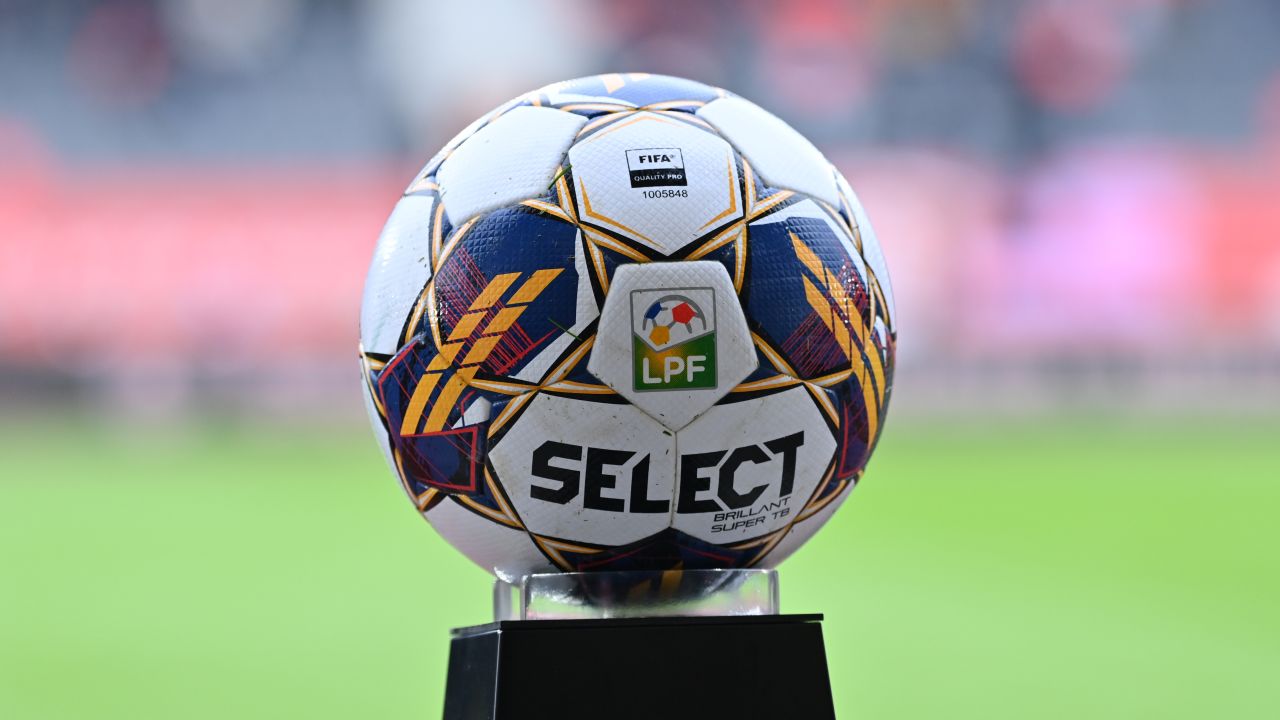 Eugen Neagoe rămâne la Petrolul Ploiești în ciuda rezultatelor slabe Echipa de fotbal Petrolul Ploiești a decis să continue pe mâna antrenorului Eugen Neagoe, în ciuda unei serii de rezultate dezamăgitoare