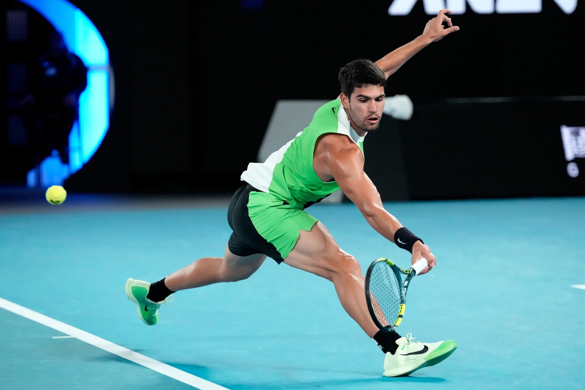 Alcaraz se luptă pentru semifinalele Openului Australian Carlos Alcaraz, jucătorul spaniol de tenis numărul unu mondial, va înfrunta luni seara, ora României, pe australianul Alex de Miñaur în sferturile de finală ale Openului de Australia