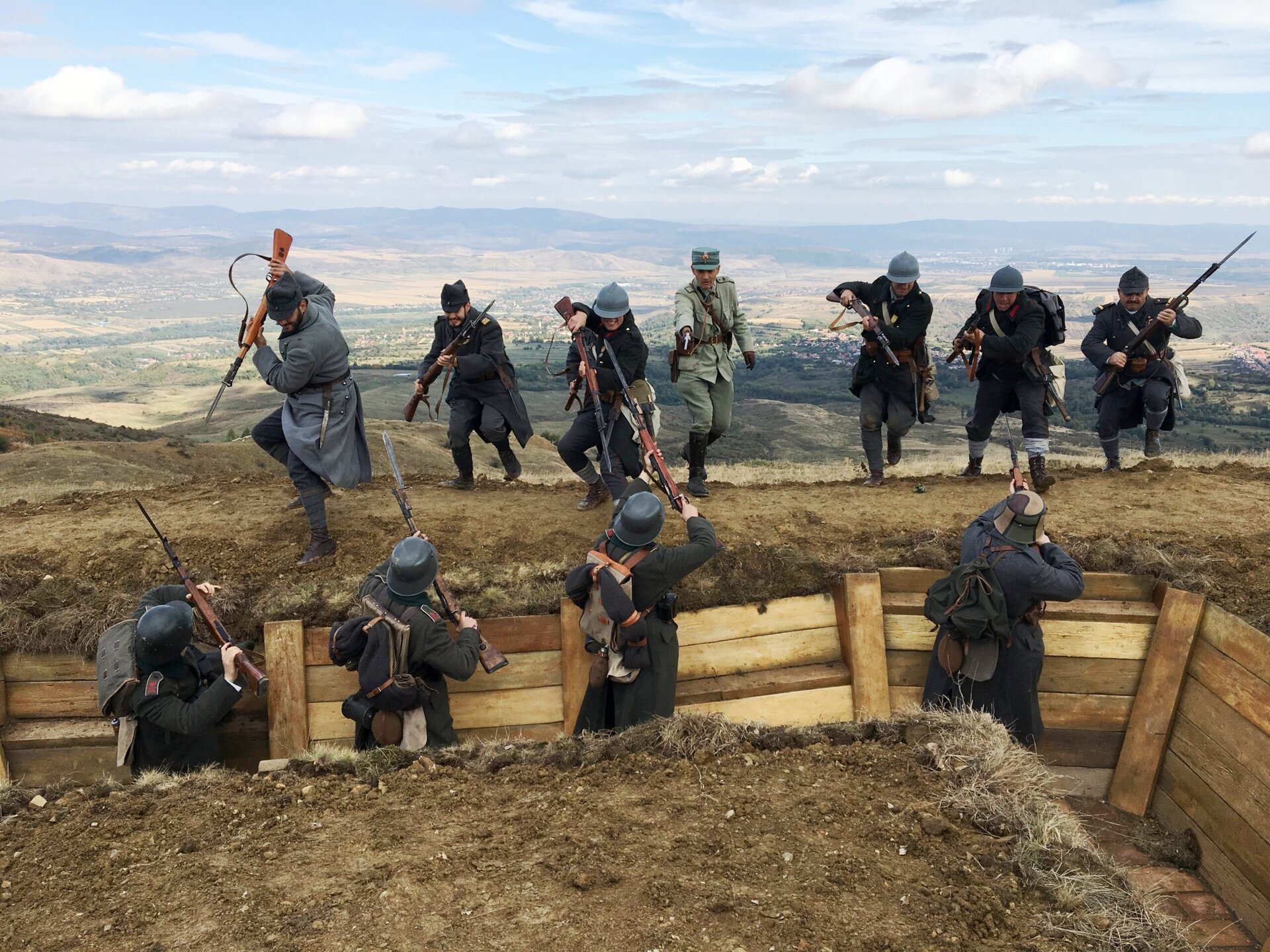 Mircea Stoica, inginer pasionat de istoria militară a României, este omul din spatele Asociației Tradiția Militară, cel mai vechi nucleu de reconstituire istorică a epocilor XIX-XX din țară