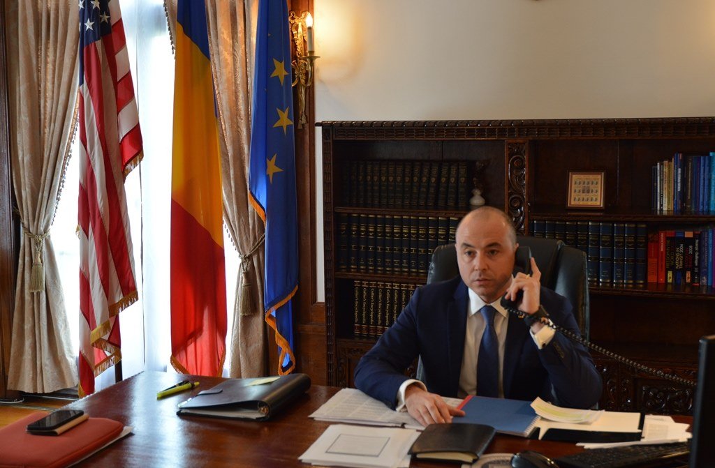 Ambasadorul României în Statele Unite, Andrei Muraru, a ieșit în evidență recent prin declarațiile sale cu privire la situația tensionată din Venezuela, unde președintele Nicolás Maduro se află într-o poziție incertă, după ce a fost capturat anterior de forțele de securitate
