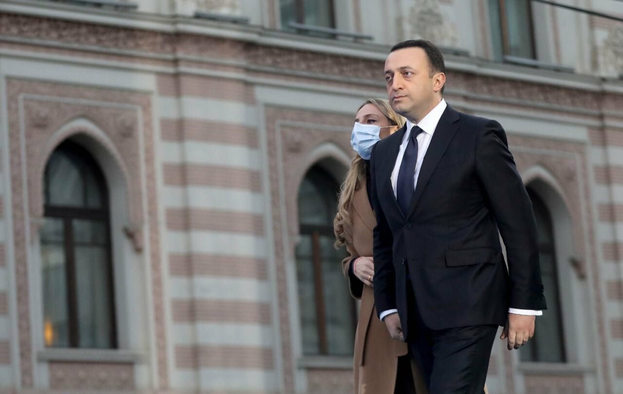 Justiția din Georgia îl condamnă pe fostul premier Irakli Garibașvili la cinci ani de închisoare pentru acuzații de spălare de bani Fostul prim-ministru al Georgiei, Irakli Garibașvili, a fost condamnat luni la cinci ani de închisoare de către instanțele din Tbilisi pentru acuzații de spălare de bani