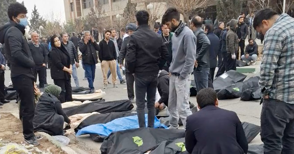 Carnagiul din Iran: Peste 2.500 de morți în urma protestelor violente Imaginile dintr-un centru de medicină legală din apropierea Teheranului surprind o realitate cruntă: peste 200 de corpuri aruncate într-un depozit improvizat, tăcute martore ale violenței care a cuprins Iranul