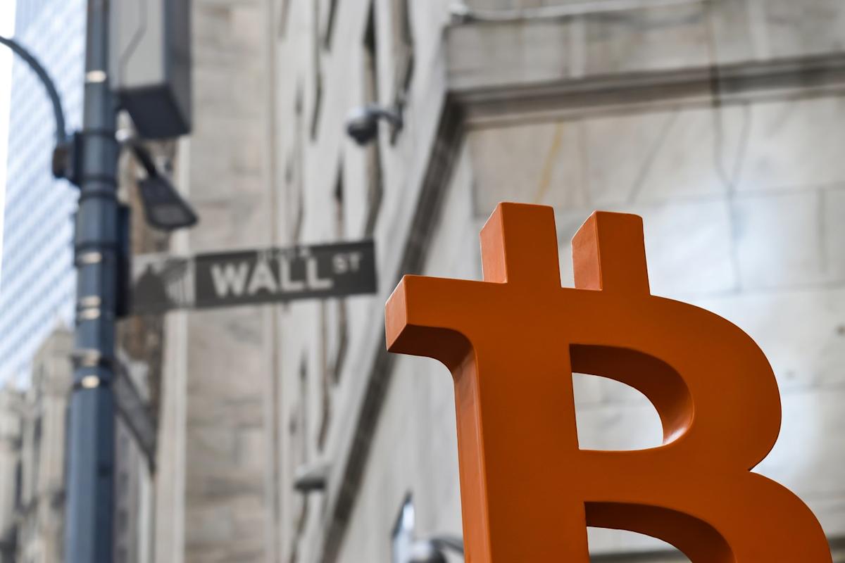 Bitcoin se confruntă cu iShares Bitcoin Trust: care e câștigătorul?